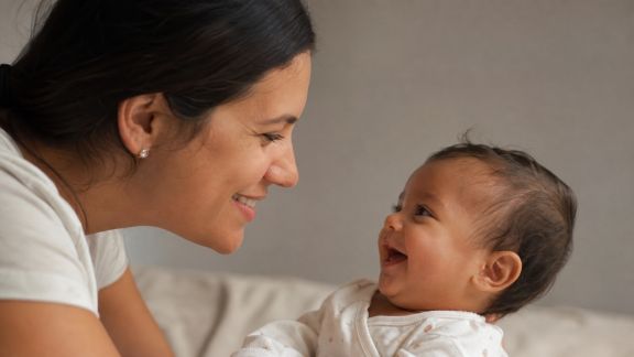 Premiers sourires et interactions : comment stimuler la communication avec bébé