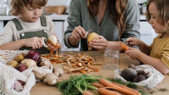 Trucs pour cuisiner zéro déchet avec les enfants au quotidien