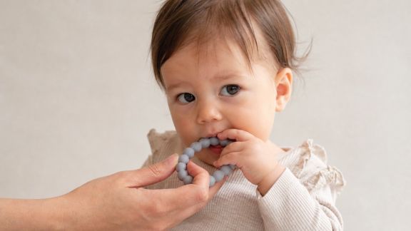 Gérer la poussée dentaire chez les tout-petits : astuces et solutions