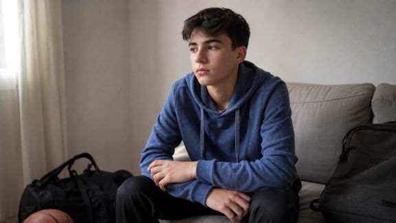 Comment aider un ado à gérer la pression liée aux performances sportives et scolaires