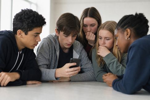Les ados face à l’information : comment les aider à repérer les fake news
