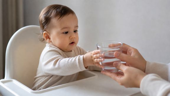 Quand et comment introduire l'eau chez bébé