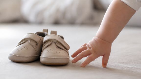 Choisir la première paire de chaussures pour bébé : critères à connaître