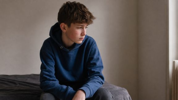 Quand un adolescent n’ose pas demander de l’aide : repérer et agir en douceur