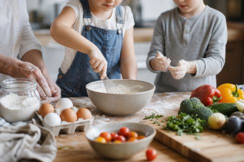 Inventer une recette en famille : comment stimuler l’imagination des petits chefs