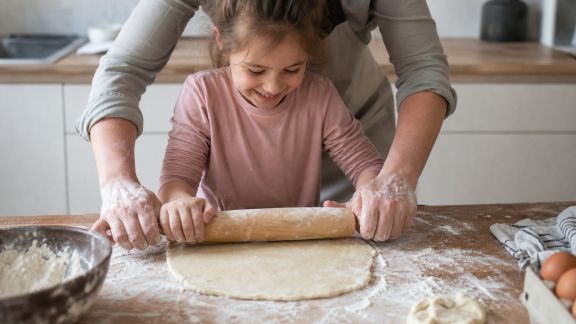 Cuisiner en famille pendant les jours de pluie : idées pour occuper et régaler tout le monde