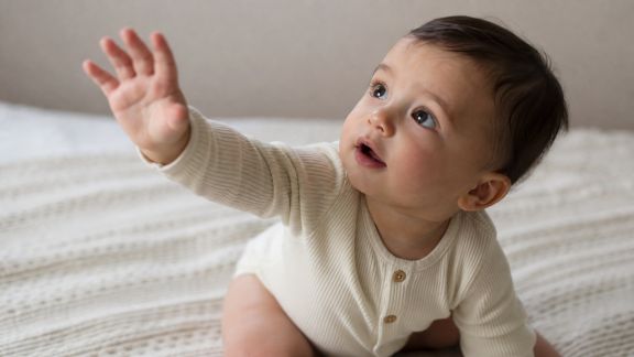 Comprendre le langage corporel de bébé avant 1 an