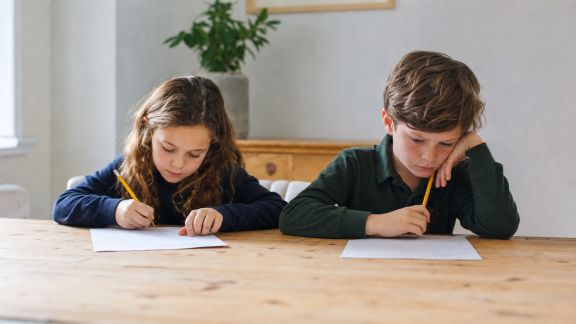 Gérer les différences de rythme entre frères et sœurs dans les apprentissages