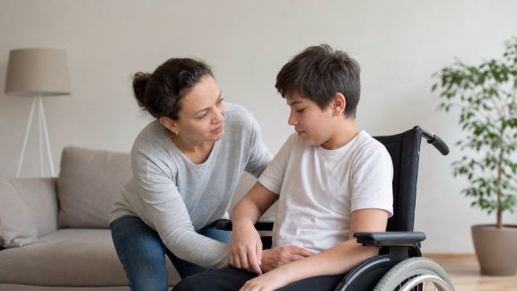 Accompagner un enfant handicapé : quelles aides concrètes pour alléger le budget ?