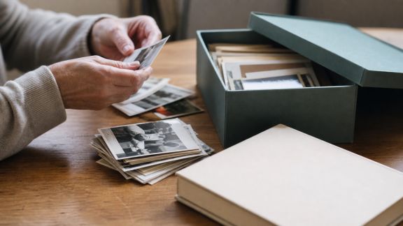 Trier et ranger les souvenirs de famille sans encombrer la maison