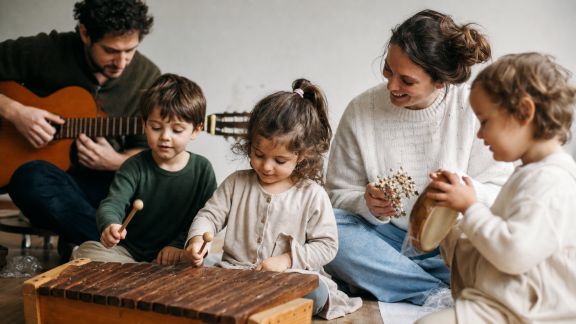 Explorer les sons et la musique : activités simples à réaliser ensemble