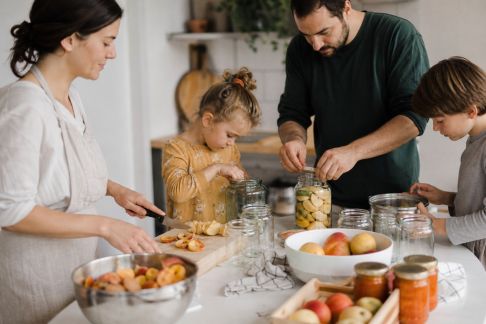 Faire des conserves maison en famille : étapes et recettes ludiques