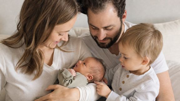 Intégrer bébé dans la vie de famille : conseils pour un quotidien harmonieux
