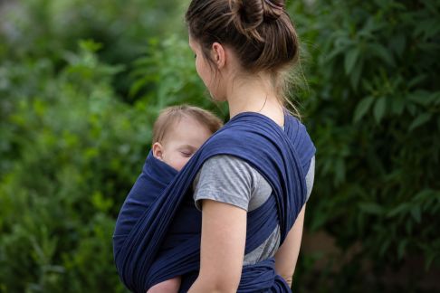 Les bienfaits du portage pour bébé et parents, mode d’emploi