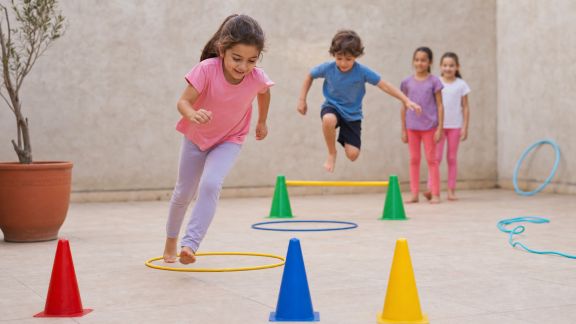 Des mini-olympiades maison pour motiver les enfants à bouger