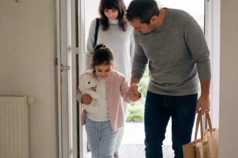 Gérer le retour à la maison après une hospitalisation d’enfant : aides et conseils financiers