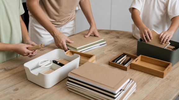 Simplifier le rangement des fournitures scolaires en famille