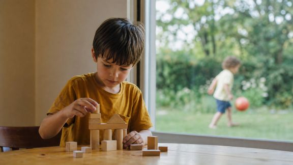 Découvrir les bienfaits du jeu libre à la maison et dehors